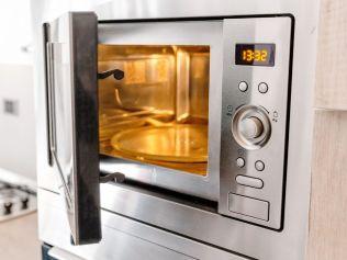 Here are the top microwaves shoppers are loving right now. Picture: iStock/Valentyna Yeltsova.