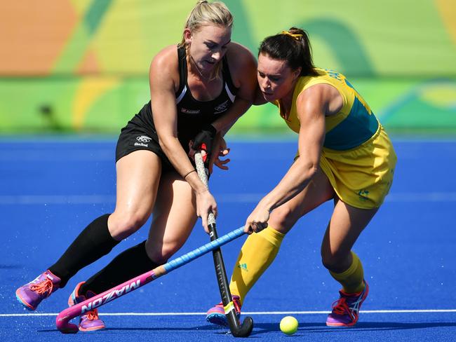 Liz Thompson (L) vies with Georgie Parker. / AFP PHOTO / Pascal GUYOT