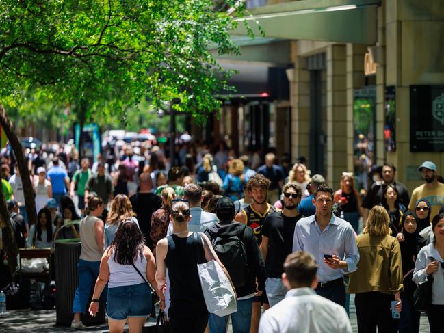 Daily Telegraph. 20, December, 2024.Shoppers in Pitt Street Mall, Sydney, today.Picture: Justin Lloyd.