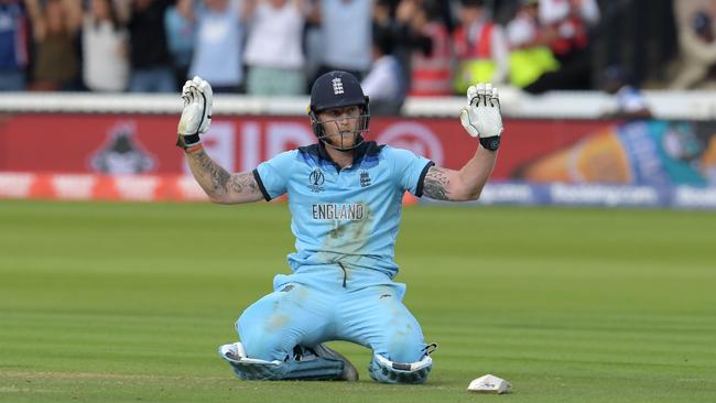 England's Ben Stokes reacts after diving to make his ground and the ball hit him going for a boundary during the 2019 Cricket World Cup final between England and New Zealand at Lord's Cricket Ground in London on July 14, 2019. (Photo by Dibyangshu Sarkar / AFP) / RESTRICTED TO EDITORIAL USE