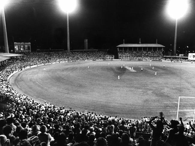 NOVEMBER 28, 1974: Fans watching the first night cricket match Australia v West Indies, the first of the World Series Cricket (WSC) International Cup Series at the SCG in Sydney, 28/11/74. Pic Peter Leyden. NSW / Venue / Interior Historical