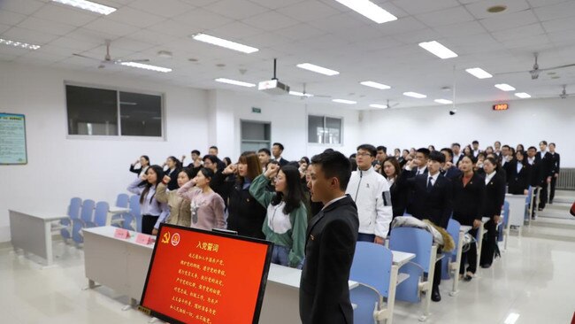 Ceremony for college students who have just joined the party at a university branch in Qingdao.