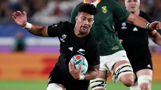 YOKOHAMA, JAPAN - SEPTEMBER 21: Ardie Savea of New Zealand makes a break during the Rugby World Cup 2019 Group B game between New Zealand and South Africa at International Stadium Yokohama on September 21, 2019 in Yokohama, Kanagawa, Japan. (Photo by Mike Hewitt/Getty Images)