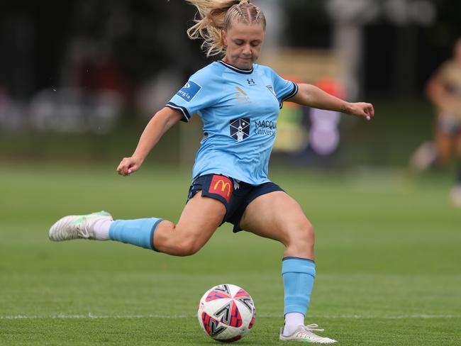 NEWCASTLE, AUSTRALIA - MARCH 08: Caley Tallon-Henniker of Sydney FC crosses the ball during the round 18 A-League Women's match between Newcastle Jets and Sydney FC at No.2 Sportsground, on March 08, 2025, in Newcastle, Australia. (Photo by Scott Gardiner/Getty Images)