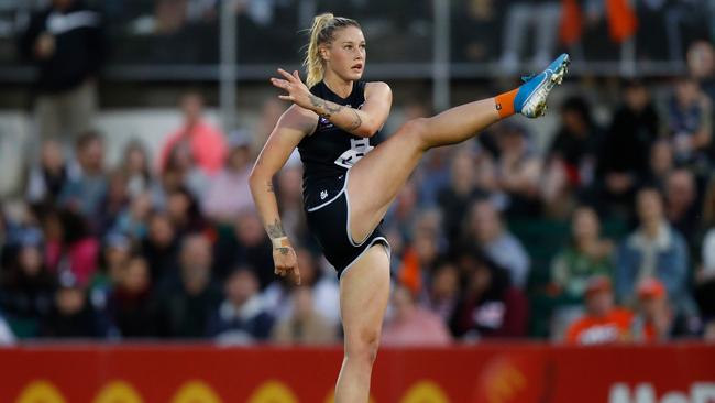 Tayla Harris of the Blues kicks a goal during the 2020 AFLW Round 05 match between the Carlton Blues and the St Kilda Saints at Ikon Park on March 07, 2020 in Melbourne, Australia. (Photo by Michael Willson/AFL Photos via Getty Images)