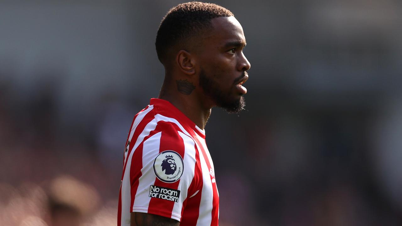 BRENTFORD, ANH - 29 THÁNG 4: Ivan Toney của Brentford theo dõi trận đấu Premier League giữa Brentford FC và Nottingham Forest tại Sân vận động Cộng đồng Brentford vào ngày 29 tháng 4 năm 2023 ở Brentford, Anh.  (Ảnh của Ryan Pierse/Getty Images)