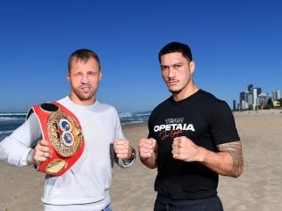 SURFERS PARADISE, AUSTRALIA - JUNE 24: Mairis Briedis and Jai Opetaia pose during a media opportunity on June 24, 2022 in Surfers Paradise, Australia. (Photo by Albert Perez/Getty Images)