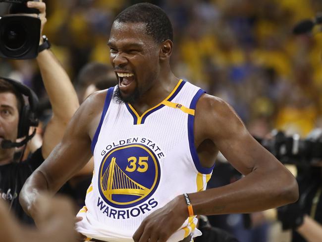 OAKLAND, CA - JUNE 12: Kevin Durant #35 of the Golden State Warriors celebrates after defeating the Cleveland Cavaliers 129-120 in Game 5 to win the 2017 NBA Finals at ORACLE Arena on June 12, 2017 in Oakland, California. NOTE TO USER: User expressly acknowledges and agrees that, by downloading and or using this photograph, User is consenting to the terms and conditions of the Getty Images License Agreement.   Ezra Shaw/Getty Images/AFP == FOR NEWSPAPERS, INTERNET, TELCOS & TELEVISION USE ONLY ==