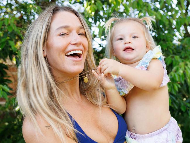 WEEKEND TELEGRAPHS, TALK TO PIC EDITOR JEFF DARMANIN BEFORE USE. Eilidy Pullin, wife of late olympic snow boarder Alex ÃChumpyÃ Pullin is involved in a charity event called In Pieces, which is raising money for suicide support charities. Pictured with daughter Minnie, 22mo, at a friendÃs house in North Narrabeen. 31/07/2023. Pic by Max Mason-Hubers