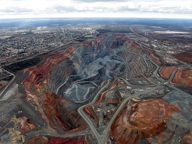 The “Super Pit” gold mine in Australia is jointly owned by Barrick and Newmont Mining Corp. PHOTO: CARLA GOTTGENS/BLOOMBERG NEWS
