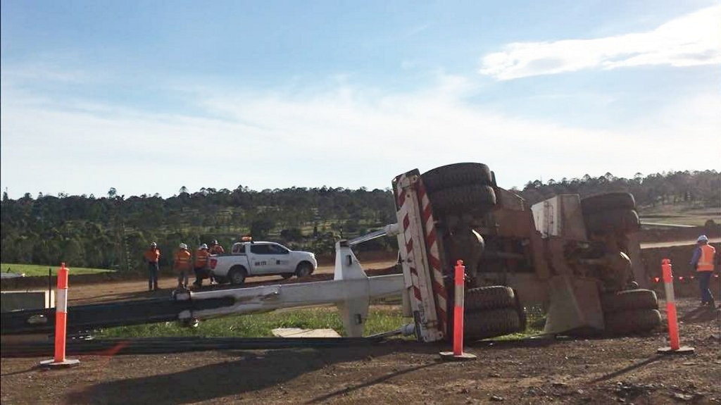 A crane has tipped over on the second range crossing worksite near Old Goombungee Road in Mount Kynoch. 17/11/2017. Picture: WIN NEWS TOOWOOMBA