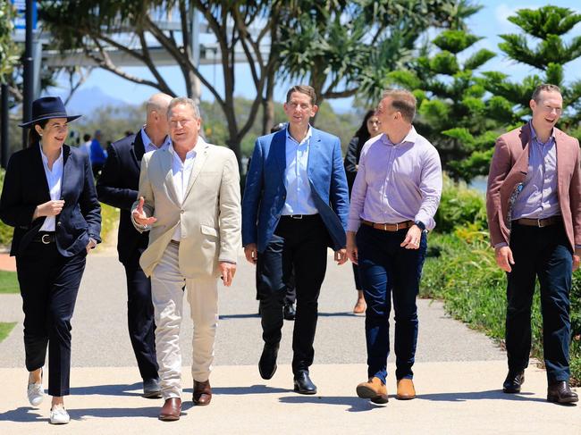 Compared to the picture taken from Queensland Premier Annastacia Palaszczuk's Facebook page, featuring the whole ministerial gang and Andrew “Twiggy” Forrest.