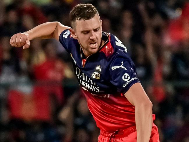 TOPSHOT - Royal Challengers Bengaluru's Josh Hazlewood celebrates after taking the wicket of Rajasthan Royals' Shimron Hetmyer during the Indian Premier League (IPL) Twenty20 cricket match between Royal Challengers Bengaluru and Rajasthan Royals at the M Chinnaswamy Stadium in Bengaluru on April 24, 2025. (Photo by AFP) / -- IMAGE RESTRICTED TO EDITORIAL USE - STRICTLY NO COMMERCIAL USE --