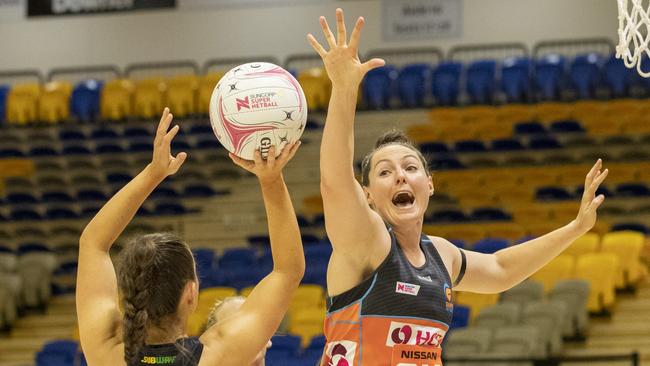 SUNSHINE COAST, AUSTRALIA – SEPTEMBER 09: Sam Poolman of the Giants defends against the shot of Gabrielle Sinclair of the Magpies during the round 11 Super Netball match between the Giants and the Collingwood Magpies at University of Sunshine Coast Stadium on September 9, 2020 in Sunshine Coast, Australia. (Photo by Glenn Hunt/Getty Images)