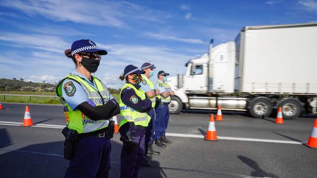 Cops monitor the border at Albury. Picture: NCA NewsWire / Simon Dallinger