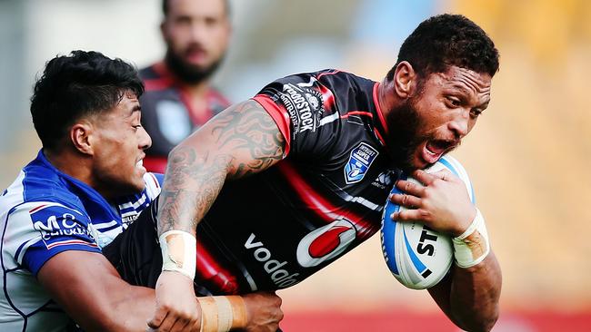 Manu Vatuvei of the Warriors on the charge.