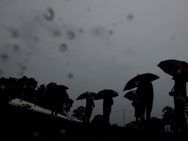 MELBOURNE, AUSTRALIA - NOVEMBER 30: Spectators shelter from the rain on day three of the ISPS Handa Australian Open 2024 at Kingston Heath Golf Club on November 30, 2024 in Melbourne, Australia. (Photo by Darrian Traynor/Getty Images)