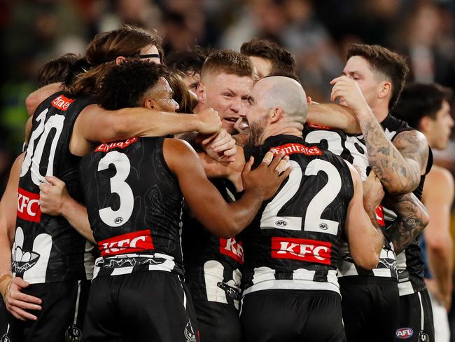 MELBOURNE, AUSTRALIA - MAY 29: Collingwood celebrate after the siren during the 2022 AFL Round 11 match between the Collingwood Magpies and the Carlton Blues at the Melbourne Cricket Ground on May 29, 2022 in Melbourne, Australia. (Photo by Dylan Burns/AFL Photos via Getty Images)