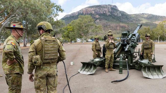 Chief of Army Lieutenant General Rick Burr, AO, DSC, MVO and soldiers from the 4th Regiment, Royal Australian Artillery showing him the Australian Army’s M777 Light Weight Towed Howitzer.