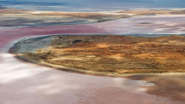 CXW2F3 Aerial of the rare pinkish water in flooded Lake Eyre.Photo - AlamyEscape 5 Aug 2023