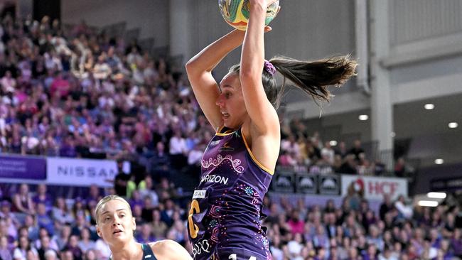 Leesa Mi Mi in action against Diamonds captain Liz Watson (left) in the Firebirds’ clash against the Melbourne Vixens. Picture: Getty Images