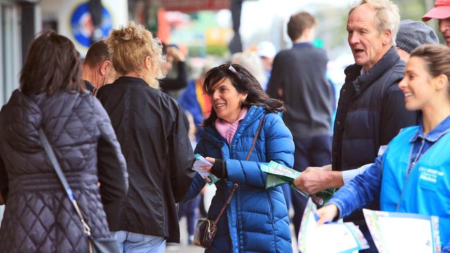 Independent candidate Julia Banks hands out how-to-vote flyers to pre-poll voters in the seat of Flinders yesterday. Picture: Aaron Francis