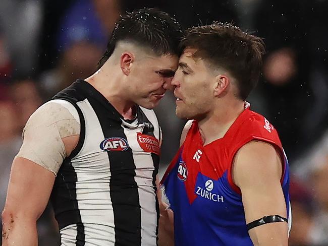 MELBOURNE, AUSTRALIA - August 18, 2023. AFL . 1st Qualifying Final.    Jack Viney of the Demons remonstrates with Brayden Maynard of the Magpies after Maynard cleaned up Angus Brayshaw 1st quarter  during the qualifying final between Collingwood and Melbourne at the MCG in Melbourne, Australia.  Photo by Michael Klein.