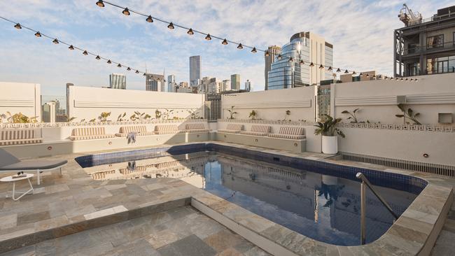 Rooftop pool at Rydges Melbourne.