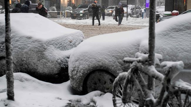 A giant winter bomb cyclone has struck the US East Coast on Thursday with freezing cold and heavy snow.