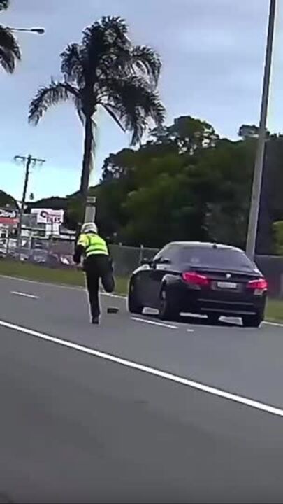 Sunshine Coast traffic police officer throws radar at car
