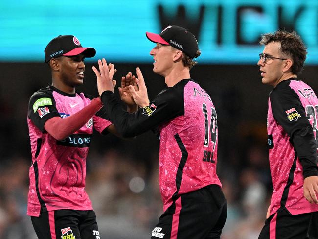 BRISBANE, AUSTRALIA - DECEMBER 29: Jordan Silk of the Sixers celebrates after taking the catch to dismiss Jimmy Peirson of the Heat during the BBL match between Brisbane Heat and Sydney Sixers at The Gabba, on December 29, 2024, in Brisbane, Australia. (Photo by Bradley Kanaris/Getty Images)