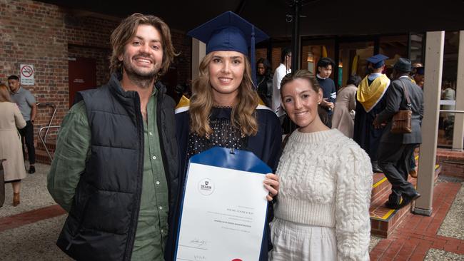 05-10-2023 Deakin University Accounting and Finance Graduation. Richard, Rachel and Jacqui Koch