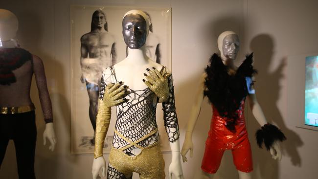 David Bowie costumes, lyric sheets go on show in Melbourne exhibit - ABC  News