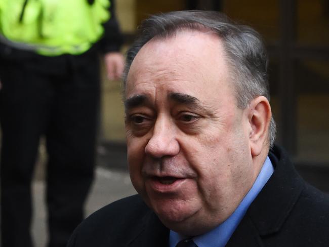 Former Scottish first minister and pro-independence figurehead Alex Salmond comes out to address the media outside court in Edinburgh on January 24, 2019 after being charged in a probe over allegations of sexual harassment. - Former Scottish first minister and pro-independence figurehead Alex Salmond was arrested and charged in a probe over allegations of sexual harassment, police said. (Photo by ANDY BUCHANAN / AFP)