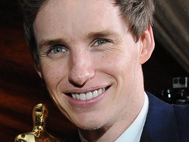 Winner for Best Actor Eddie Redmayne holds his trophy at the Governor's Ball following the 87th Oscars February 22, 2015 iin Hollywood, California. AFP PHOTO / VALERIE MACON