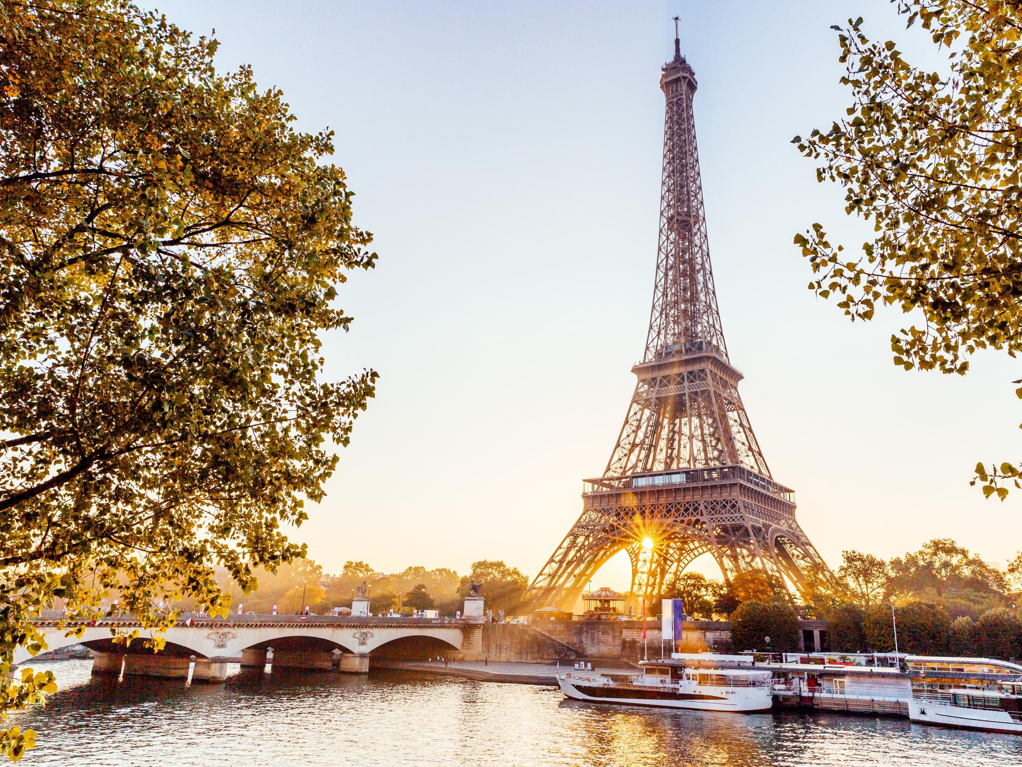 Paris was so crowded that I took a stroll in a cemetery