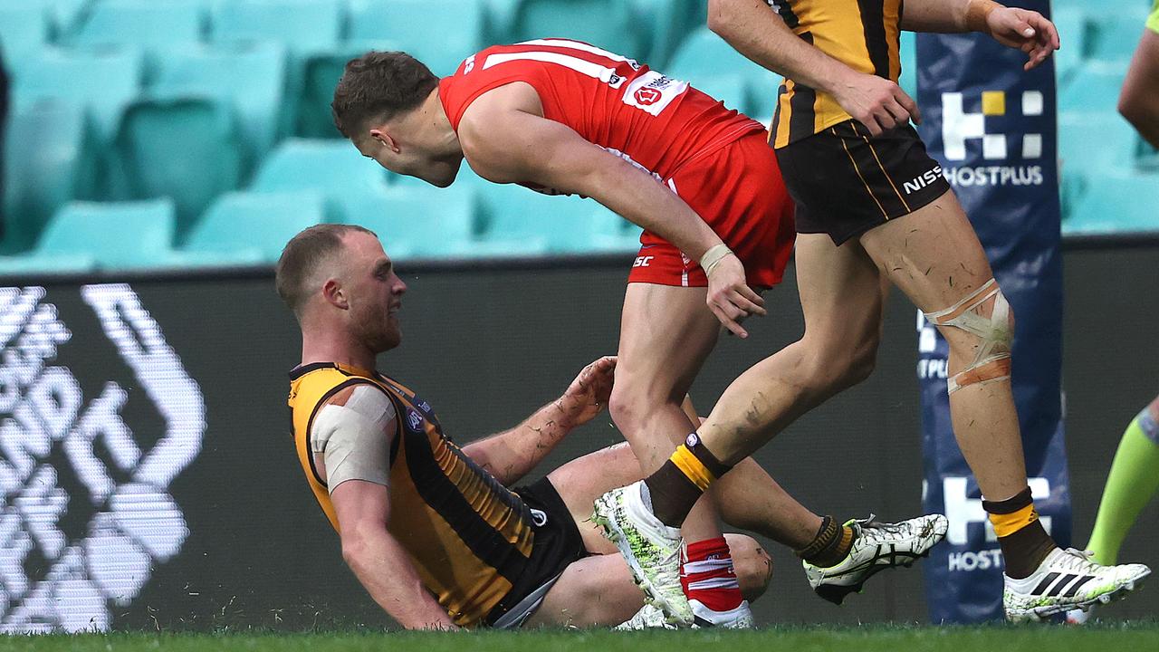 Sydney's Tom Papley gets in the face of Hawthorn's Tom Mitchell. Photo: Phil Hillyard.
