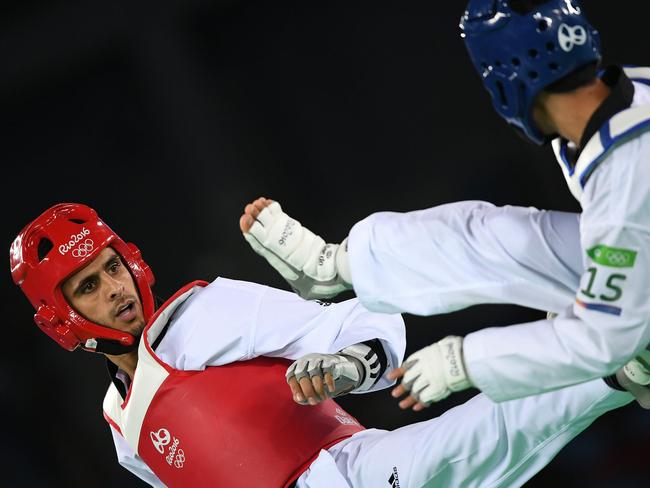 Thailand's Tawin Hanprab (R) competes against Australia's Safwan Khalil during their men's taekwondo quarter-final bout in the -68kg category as part of the Rio 2016 Olympic Games, on August 18, 2016, at the Carioca Arena 3, in Rio de Janeiro. / AFP PHOTO / Kirill KUDRYAVTSEV