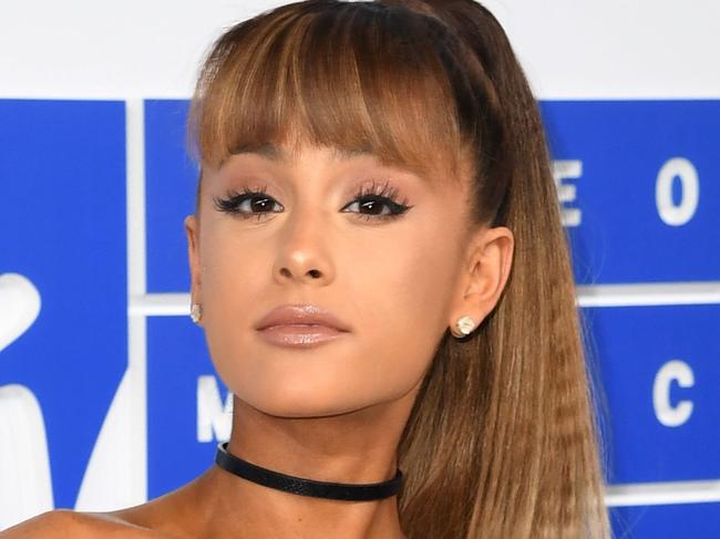 Singer Ariana Grande arrives for the 2016 MTV Video Music Awards August 28, 2016 at Madison Square Garden in New York. / AFP PHOTO / Angela Weiss