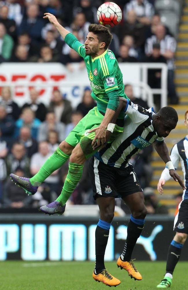 Sunderland's Fabio Borini (L) vies with Newcastle United's Moussa Sissoko.