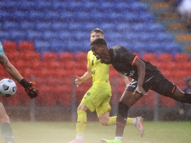 NEWCASTLE, AUSTRALIA - MARCH 21: Golgol Mebrahtu of Brisbane Roar scores a goal during the A-League match between the Wellington Phoenix and the Brisbane Roar at McDonald Jones Stadium, on March 21, 2021, in Newcastle, Australia. (Photo by Ashley Feder/Getty Images)