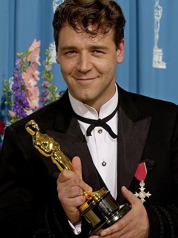  Russell Crowe with his 2001 best actor Oscar. 