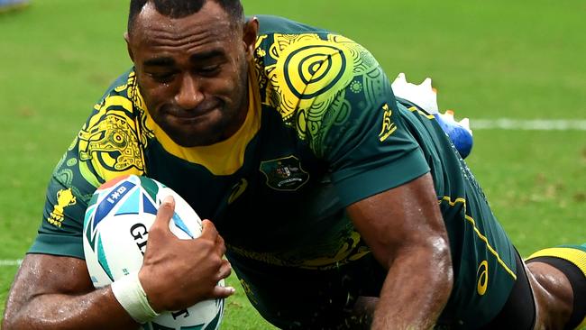 TOPSHOT - Australia's centre Tevita Kuridrani scores a try during the Japan 2019 Rugby World Cup Pool D match between Australia and Uruguay at the Oita Stadium in Oita on October 5, 2019. (Photo by GABRIEL BOUYS / AFP)