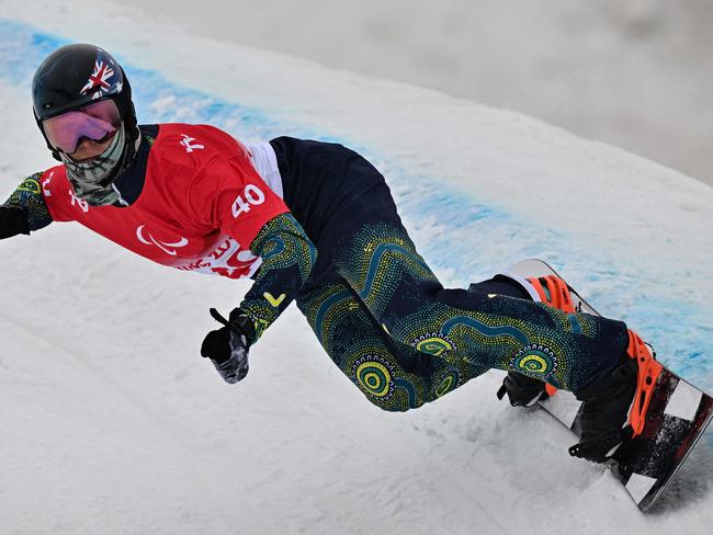 Australiaâs Ben Tudhope competes in the menâs banked slalom SB-LL2 on March 11, 2022 at Zhangjiakou Genting Snow Park, during the Beijing 2022 Winter Paralympic Games. (Photo by Lillian SUWANRUMPHA / AFP)