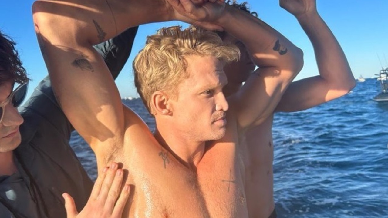 Cody Simpson aide à battre le record de natation de Rottnest Channel avec Mack Horton