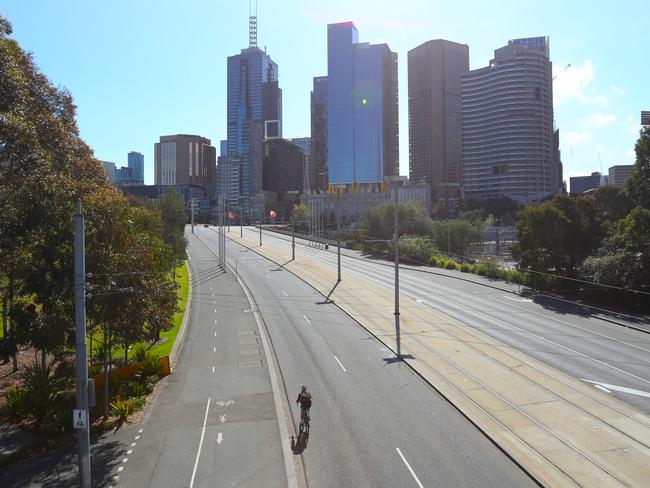 MELBOURNE, AUSTRALIA - NewsWire Photos, SEPTEMBER 14. 2021. Melbourne remains in a COVID-19 lockdown. Batman Avenue going into CBD. Picture: NCA NewsWire / David Crosling