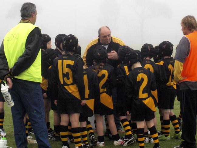 Mal Lehner coaching a Seaford side in 2009.