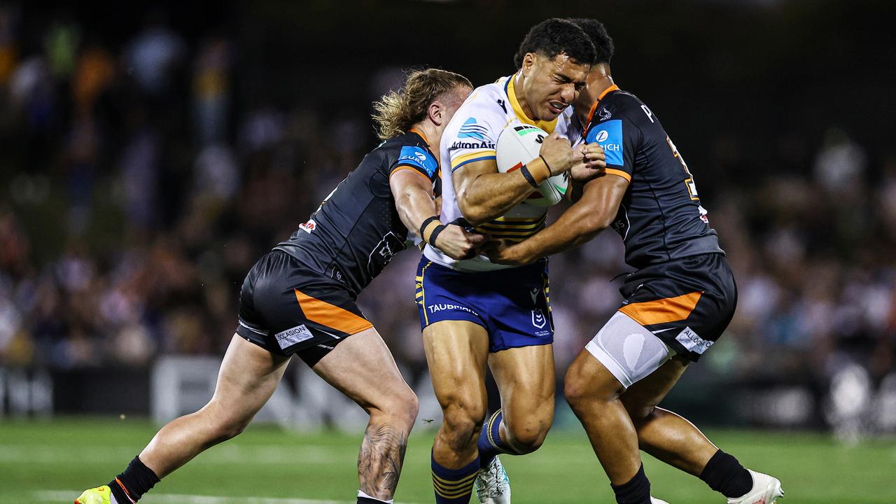 SYDNEY, AUSTRALIA - SEPTEMBER 06: Will Penisini of the Eels hits the ball up during the round 27 NRL match between Wests Tigers and Parramatta Eels at Campbelltown Stadium, on September 06, 2024, in Sydney, Australia. (Photo by Jeremy Ng/Getty Images)