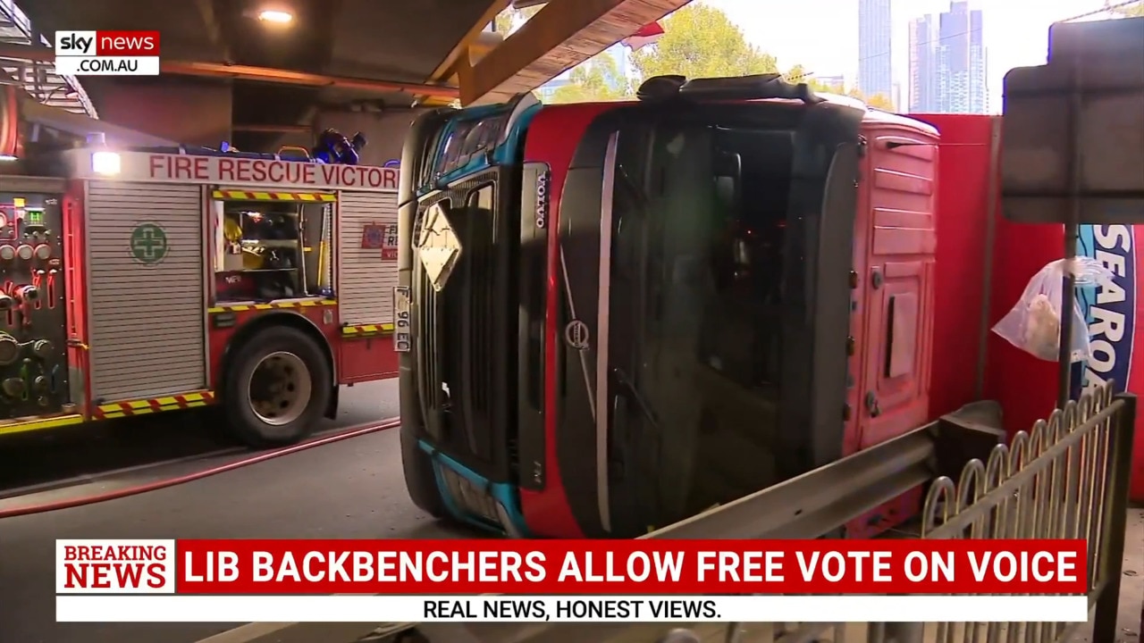 Truck rollover causes commuter delays in Melbourne