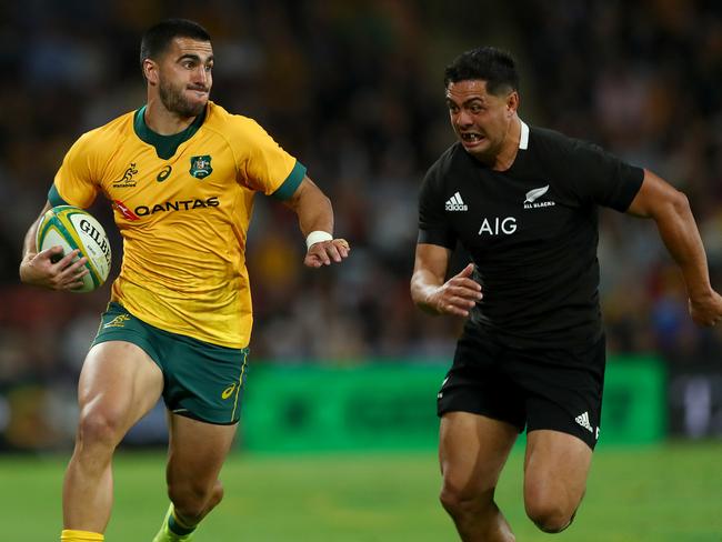 BRISBANE, AUSTRALIA - NOVEMBER 07: Tom Wright of the Wallabies (L) makes a run during the 2020 Tri-Nations match between the Australian Wallabies and the New Zealand All Blacks at Suncorp Stadium on November 07, 2020 in Brisbane, Australia. (Photo by Jono Searle/Getty Images)